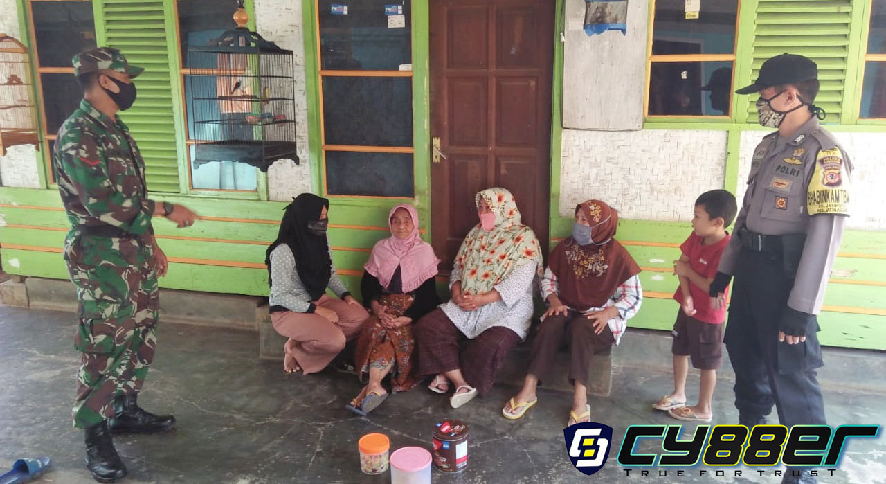 Bhabinkamtibmas Desa Jatimukti Sampaikan Himbauan AKB Melalui Kegiatan Door To Door